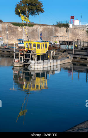 Frankreich, 2018, Frankreich, 2018, Reflexion der günstig Fischerboote auf dem Wasser des Hafens. Stockfoto