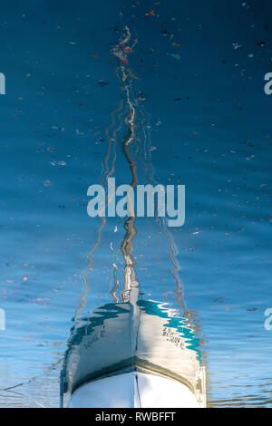 Frankreich, 2018, Reflexion der günstig Fischerboote auf dem Wasser des Hafens. Stockfoto