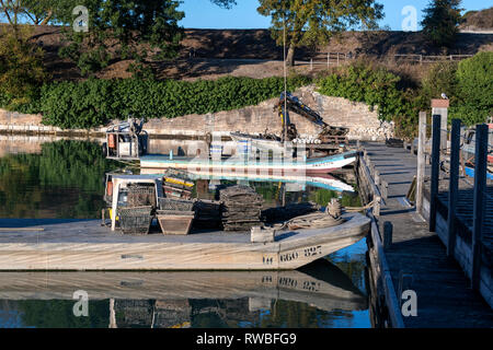 Frankreich, 2018, Frankreich, 2018, Reflexion der günstig Fischerboote auf dem Wasser des Hafens. Stockfoto