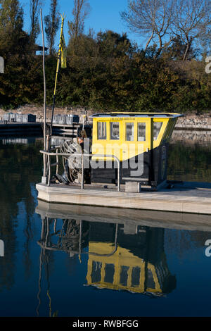 Frankreich, 2018, Frankreich, 2018, Reflexion der günstig Fischerboote auf dem Wasser des Hafens. Stockfoto