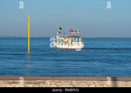 Frankreich, 2018, kleine Trawler navigiert Um eine gelbe, wasserstraße Marker, bevor Stockfoto