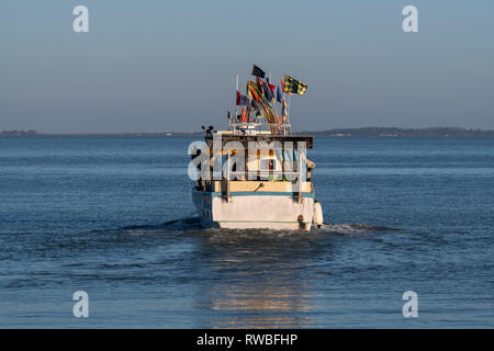 Frankreich, Oléron, 2018. Kleines Fischerboot verlassen den Hafen von Château-d'Oléron Stockfoto