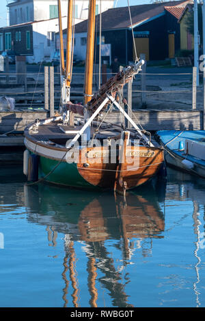 Frankreich, 2018, Frankreich, 2018, Reflexion der günstig Fischerboote auf dem Wasser des Hafens. Stockfoto