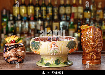 Verschiedene alkoholische Cocktails auf dem Hintergrund der Bar. Stockfoto