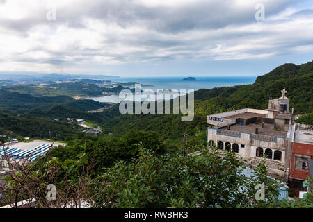 Einen herrlichen Blick auf die chinesische Kirche und Pazifischen Ozean vom Jiufen Dorf am 7. November 2018, in Jiufen, Taiwan Stockfoto