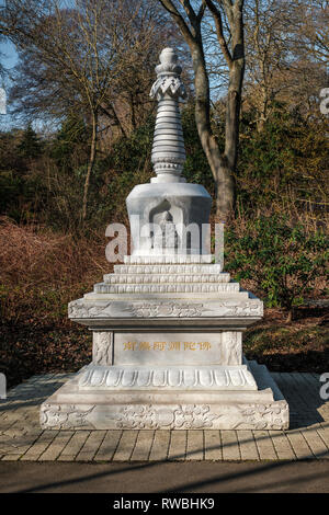 Eine chinesische Skulptur im Chinesischen Garten Abschnitt der Royal Botanic Garden in Edinburgh, Schottland Stockfoto