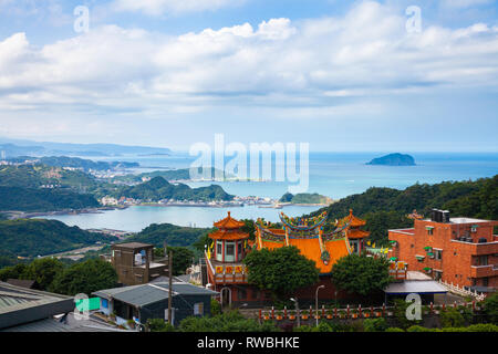 Einen herrlichen Blick auf das alte chinesische Tempel und das Meer Küste von der Jiufen Dorf am 7. November 2018, in Jiufen, Taiwan Stockfoto