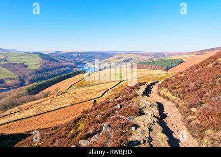 Mit Blick auf das Derwent Valley auf einem hellen diesigen Tag. Stockfoto