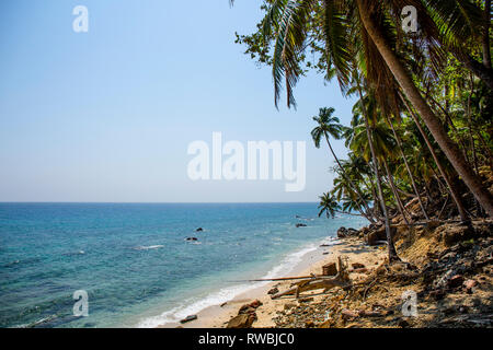 Ein malerischer Strand auf Ross Island, offiziell als Netaji Subhas Chandra Bose Insel bekannt. Stockfoto