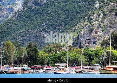Fethiye Harbour und Felsengräber, Gulet Yacht Kreuzfahrt, Mittelmeer, Türkei Stockfoto