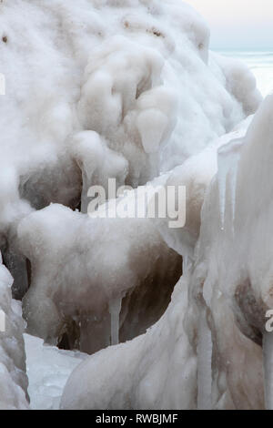 Eisformationen entlang des Lake Michigan Shore. Milwaukee, WI. Januar 2018 Stockfoto