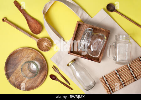 Null Abfall Konzept. Umweltfreundliche Küche zum Kochen und Lagerung von Produkten. eco Beutel, Gläser für Storage, Holz- Gerichte auf einem gelben backgroun Stockfoto