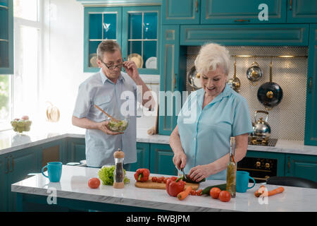 Mann hilft Frau Stockfoto