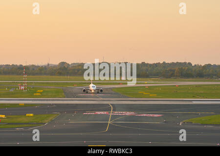 Düsseldorf, Deutschland - ca. Oktober 2018: Flugzeug Taxi am Flughafen Düsseldorf. Stockfoto