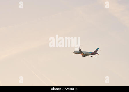 Düsseldorf, Deutschland - ca. Oktober 2018: Flugzeug weg vom Flughafen Düsseldorf Stockfoto