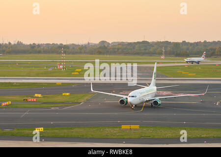 Düsseldorf, Deutschland - ca. Oktober 2018: Flugzeug Taxi am Flughafen Düsseldorf. Stockfoto