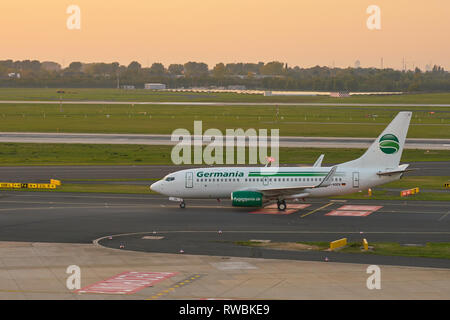 Düsseldorf, Deutschland - ca. Oktober 2018: Flugzeug Taxi am Flughafen Düsseldorf. Stockfoto