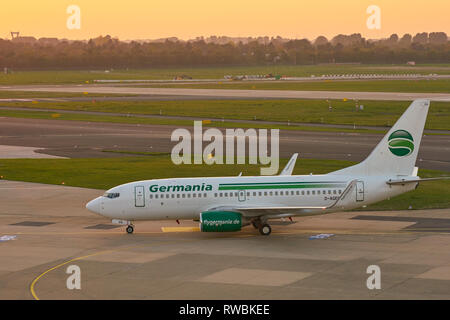 Düsseldorf, Deutschland - ca. Oktober 2018: Flugzeug Taxi am Flughafen Düsseldorf. Stockfoto