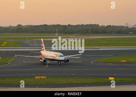 Düsseldorf, Deutschland - ca. Oktober 2018: Flugzeug Taxi am Flughafen Düsseldorf. Stockfoto