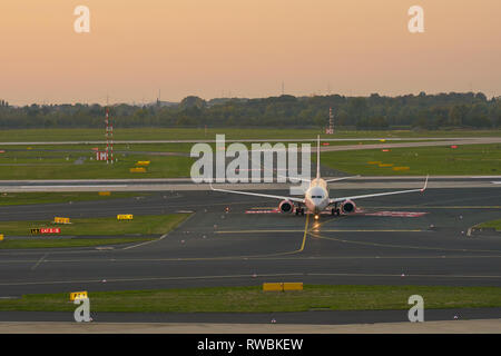 Düsseldorf, Deutschland - ca. Oktober 2018: Flugzeug Taxi am Flughafen Düsseldorf. Stockfoto