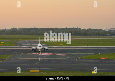 Düsseldorf, Deutschland - ca. Oktober 2018: Flugzeug Taxi am Flughafen Düsseldorf. Stockfoto