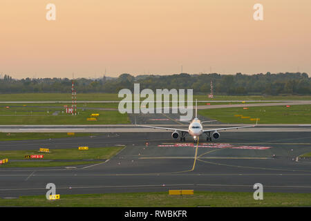 Düsseldorf, Deutschland - ca. Oktober 2018: Flugzeug Taxi am Flughafen Düsseldorf. Stockfoto