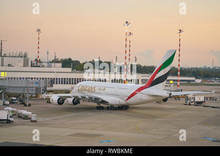 Düsseldorf, Deutschland - ca. Oktober 2018: Emirates Flugzeuge auf der Rollbahn am Flughafen Düsseldorf. Stockfoto