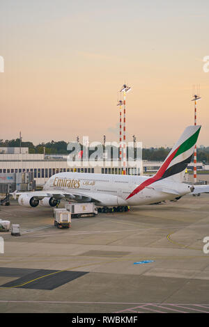 Düsseldorf, Deutschland - ca. Oktober 2018: Emirates Flugzeuge auf der Rollbahn am Flughafen Düsseldorf. Stockfoto