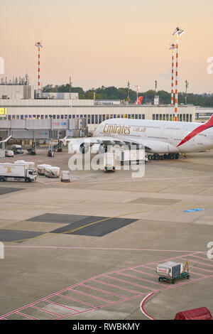 Düsseldorf, Deutschland - ca. Oktober 2018: Emirates Flugzeuge auf der Rollbahn am Flughafen Düsseldorf. Stockfoto