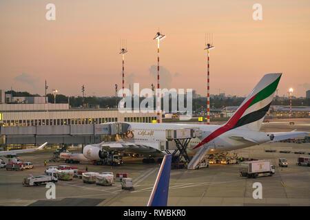 Düsseldorf, Deutschland - ca. Oktober 2018: Emirates Flugzeuge auf der Rollbahn am Flughafen Düsseldorf. Stockfoto