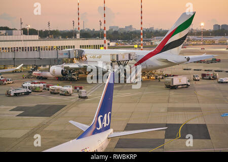 Düsseldorf, Deutschland - ca. Oktober 2018: Emirates Flugzeuge auf der Rollbahn am Flughafen Düsseldorf. Stockfoto