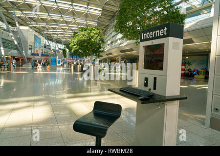 Düsseldorf, Deutschland - ca. Oktober 2018: internet Kiosk am Flughafen Düsseldorf. Stockfoto