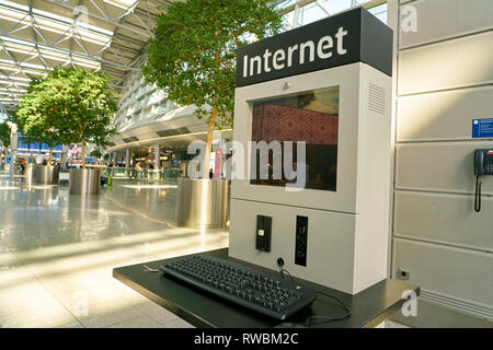 Düsseldorf, Deutschland - ca. Oktober 2018: internet Kiosk am Flughafen Düsseldorf. Stockfoto