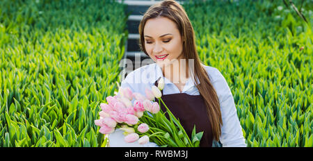 Frau mit einem Blumenstrauß aus Tulpen. Frühling Stockfoto