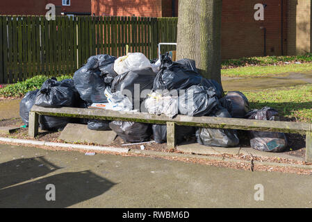 Schwarze Müllsäcke aufgetürmt am Straßenrand in Birmingham Ladywood, als Ergebnis der Streik der Müllabfuhr Stockfoto