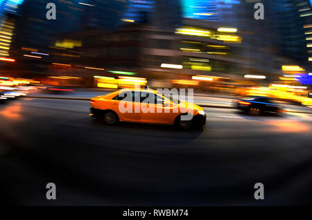 Taxi in der Nacht in einer geschäftigen Stadt Chicago auf Straße fahren schnellen Transport Stockfoto