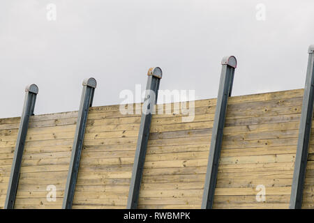 Holzzaun gegen den blauen Himmel, neues Design. Stockfoto