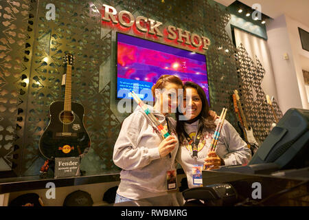 Rom, Italien, ca. November 2017: indoor Portrait von Personal im Rock Shop in Rom. Stockfoto