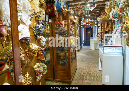 Rom, Italien, ca. November 2017: Masken auf Anzeige an einen Shop in Rom. Stockfoto