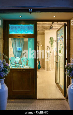 Rom, Italien, ca. November 2017: Eingang zu einem Geschäft in Rom. Stockfoto