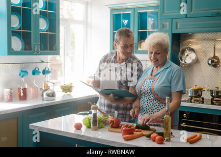 Großeltern zusammen kochen Stockfoto