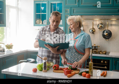 Älteres Paar gemeinsam kochen Stockfoto
