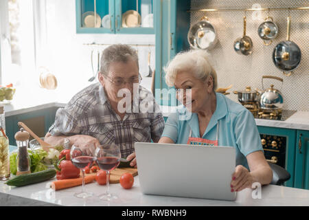 Senior paar Essen zubereiten Stockfoto