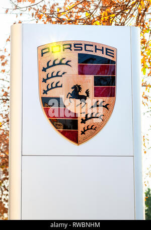 Samara, Russland - 26. September 2015: Offizielle Händler anmelden Porsche Automobil logo Stockfoto