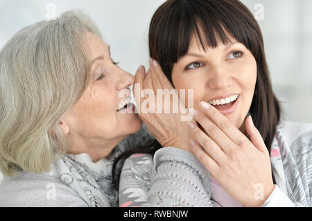 Portrait von Schöne ältere Frau whispering Geheimnis Stockfoto