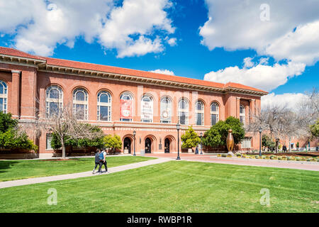 Studenten vor der Arizona State Museum auf dem Campus der Universität von Arizona in Tucson, Arizona, USA Stockfoto