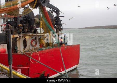 Schleppnetz geladen werden an Bord eines Fischtrawler. Stockfoto