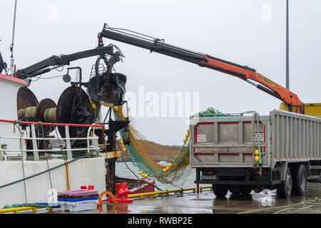 Schleppnetz geladen werden an Bord eines Fischtrawler. Stockfoto