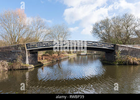 Die Birmingham Canal alte Strecke durch die Innenstadt von Birmingham Ladywood die Regeneration in Betrieb Stockfoto