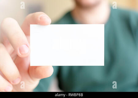 Business Card Mock-Up-Mann hält eine leere Karte für die Clients. Visitenkarte vorlage. Stockfoto